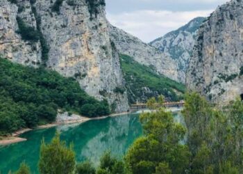 Ishte duke u larë, mbytet 22-vjeçari në lumin Mat pranë Shkopetit