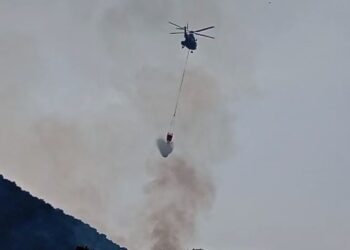 Zjarri përfshin kodrën në Llaman të Himarës, ndërhyn helikopteri