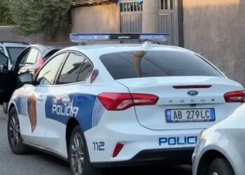 Motër e vëlla nga Prishtina të dehur, konfliktohen me policët në Tiranë! E reja thyen xhamin e komisariatit