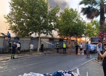 “Për 5 minuta zjarri përfshiu të gjithë tregun”, flasin pronarët e dyqaneve në Durrës