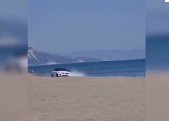 Bënte manovra të rrezikshme me “Range Rover” në bregdetin e Velipojës, e pëson 43-vjeçari