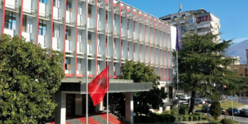 Kthehen në atdhe tre nga shqiptarët që mbetën në Izrael kur nisën sulmet