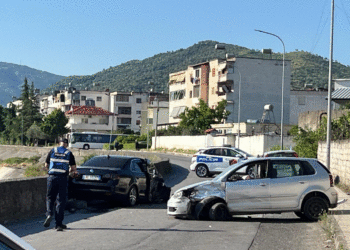 Aksident i trefishtë në Elbasan, raportohet për disa të plagosur