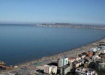 E rëndë në Kavajë! Turistja çeke mbytet në plazhin e Golemit