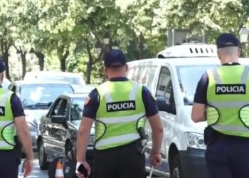 Nuk vendosnin gjoba edhe pse shikonin shkelje, zbardhen emrat e policëve