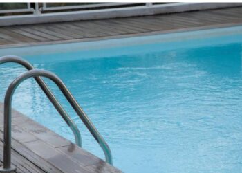 Tragjedi në familjen shqiptare, nënë e bir mbyten në pishinë