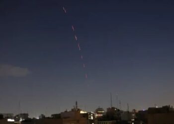 Aktivizohet mbrojtja ajrore në Teheran! Irani lëshon raketa drejt Izraelit, ja çfarë paralajmëron udhëheqësi suprem