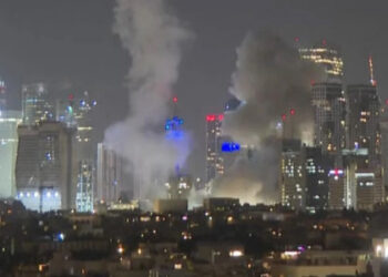 Shpërthime të fuqishme në Tel Aviv, Forca e Mbrojtjes së Izraelit publikon foton: I gjithë vendi është në zjarr nga predhat iraniane