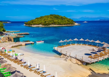 “Daily Mail”: Vizitoni Ksamilin e Shqipërisë, destinacioni parajsor i quajtur “Maldivet e Evropës”