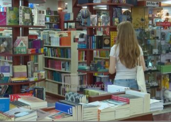 Libri, shoku i pushimeve verore, rriten blerjet në librari