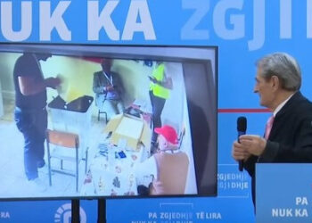 Berisha publikon videon: Ja se si komisioneri hap dhe fut dorën e tij të zezë në kutinë e votimit