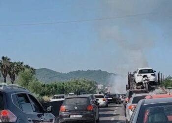 VIDEO / U përplas me disa automjete, makina merr flakë në mes të autostradës Tiranë-Durrës