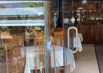 Detaje/ Qëlluan me kallash lokalin e ish-shoferit të Arjan Ndojës, autorët u larguan në këmbë! Pistë hetimi, konflikte pronësie