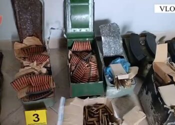 Policia ‘habitet’ kur thyen murin e një banese në Vlorë, gjen dy automatikë, 14 granata e 2200 fishekë