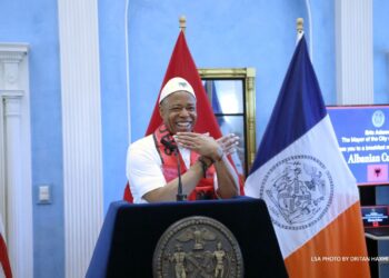 Parada e shqiptarëve në New York, kryebashkiaku Adams vishet kuq e zi: Mezi pres të vij në Shqipëri (Video)