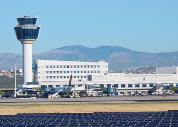 Alarm në aeroportin e Athinës, avioni me 150 pasagjerë bën ulje emergjente