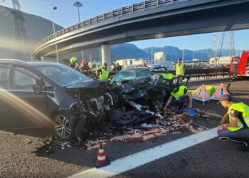 Makina futet kundravajtje në një autostradë në Itali duke shkaktuar aksident. Një i vdekur dhe pesë të plagosur