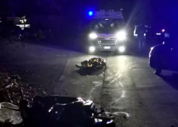 Adoleshenti në Fier humb kontrollin e makinës, plagoset bashkë me dy të mitur