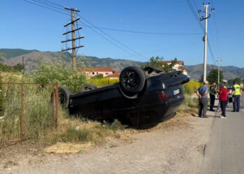 Përmbyset makina në aksin Korçë- Maliq, tre të plagosur nga aksidenti