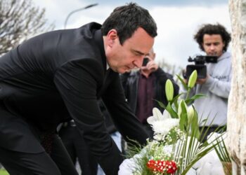 Albin Kurti përkujton masakrën e Deçanit më 1 qershor 1998: Kujtimi i martirëve qëndron në themel të lirisë sonë