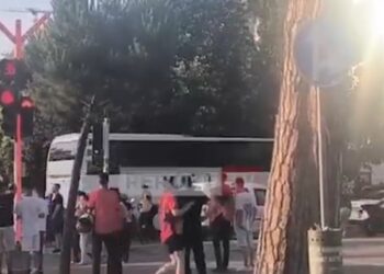 Qëllohet me shishe uji autobusi i skuadrës serbe në Tiranë, tifozët kuqezi i sulen nga pas (VIDEO)