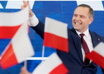 Tusk fiton votëbesimin, siguron mbështetjen pas humbjes në zgjedhjet presidenciale