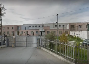 “Do ta nxij jetën po s’më dhe 3 mijë euro”, polici shantazhon të dënuarin! Zbulohet letra që ‘e dogji’