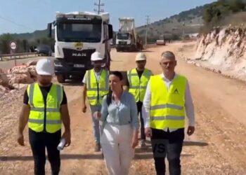 Balluku inspekton zgjerimin e rrugës hyrëse në Ksamil: Është realizuar 30% e punës