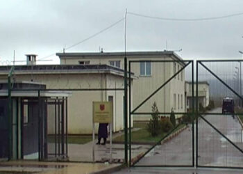 Fuste drogë brenda ambienteve të vuajtjes së dënimit, arrestohet polici i burgut të Drenovës