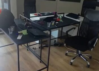 Dy të arrestuar në Tiranë në një call center që mashtronin të huajt me bursa fiktive
