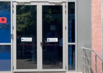 Paraqitet në SPAK ish-rektori i Universitetit të Tiranës, Dhori Kule