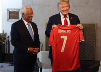 Samiti i G7-ës në Kanada, Presidenti i KiE i dhuron Trumpit fanellën e Cristiano Ronaldos: Të luajmë për paqen