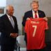 Samiti i G7-ës në Kanada, Presidenti i KiE i dhuron Trumpit fanellën e Cristiano Ronaldos: Të luajmë për paqen