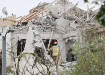 Fotot/ Pasojat e sulmeve hakmarrëse me raketa të Iranit pranë Tel Avivit