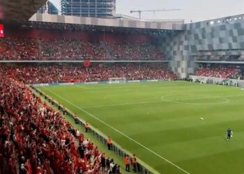 VIDEO LAJM/ Shqipëri-Serbi në ‘Air Albania’, ekipi serb hyn në fushë me këngën e Adem Jasharit