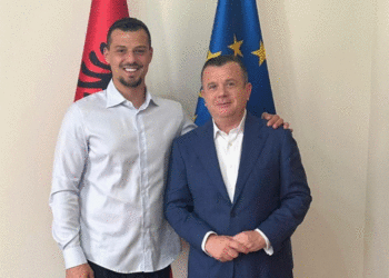 “Presidenti Thaçi është i fortë dhe krenar për epopenë e lavdishme të UÇK”, Balla pret në Tiranë djalin e ish-Presidentit të Kosovës