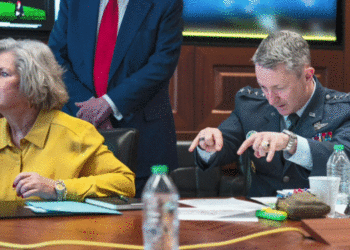 Mesazh apo rastësi? “Brirët e Djallit” nga gjenerali amerikan teksa bombardohet Irani