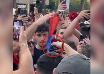 Ndeshja Shqipëri-Serbi, tifozët kuqezinj tentojnë të djegin flamurin serb, e shkelin me këmbë