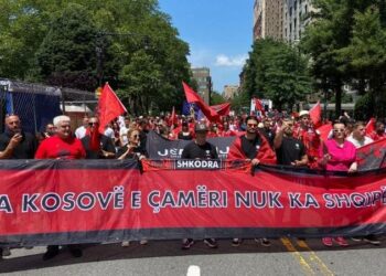 Mijëra shqiptarë festojnë paradën e përvitshme në Mahnattan, priten edhe nga kryebashkiaku i New York