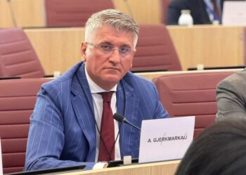 Agron Gjekmarkaj: S’mund të flasim për “hapje kapitujsh” nëse nuk mbyllim plagët e demokracisë së cënuar