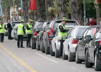 30 shoferë të arrestuar në një javë në Tiranë, “Rrugorja” pezullon 20 patenta dhe heq me mjet ngritës 20 mjete
