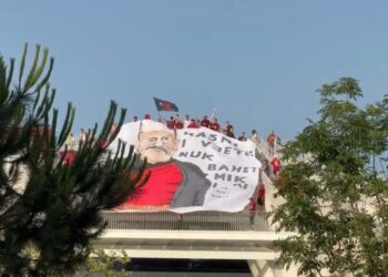 “Hasmi i vjetër nuk bëhet mik i ri”, tifozët kuqezi shpalosin banderolën e madhe te Piramida