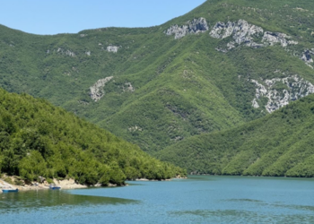 Liqeni i Komanit: Një udhëtim ku natyra të fal, por shteti të përbuz