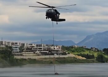 Ambasada e SHBA: Këshilltarët e Ushtrisë Amerikane mbështesin Forcat Ajrore Shqiptare në trajnimet për fikjen e zjarreve