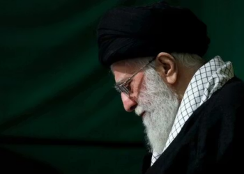 “Ali Khamenei dhe familja e tij janë strehuar në një bunker në veri të Teheranit”
