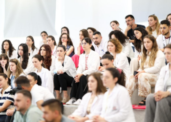 124 mjekë të rinj nënshkruajnë kontratë me MSH, Koçiu: Do jeni dëshmitarë të transformimeve në QSUNT