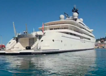 “Opera” e sheikut arab zbarkon në Durrës, do të furnizohet me 320 mijë litra karburant pa akcizë