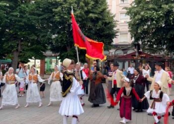 Ballkani shumëngjyrësh ‘zbret’ në rrugët e Korçës! Dhjetëra artistë të folkut performojnë me kostume popullore