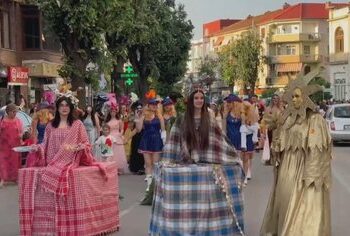 Korça mirëpret karnavalet! Çel sezonin, rrugët mbushen me kostume shumë ngjyrëshe