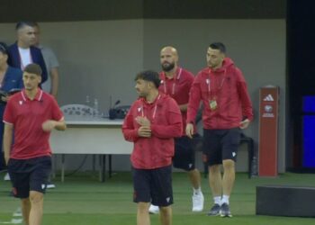 Supersfida Shqipëri-Serbi, lojtarët kuqezi “prekin” tapetin e Arenës Kombëtare